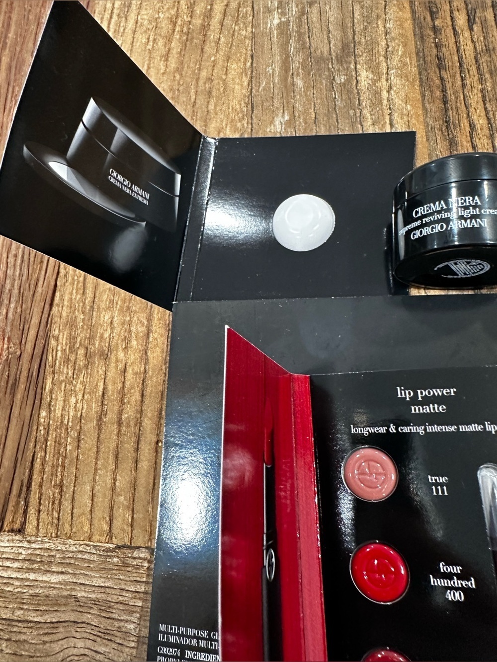 Giorgio Armani woman Kit - Black, White & Red Accents - Picture 4 of 14
